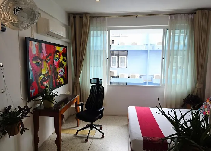 Appartement Lumphini 3 Teakwood Red At Steamy Location Bangkok