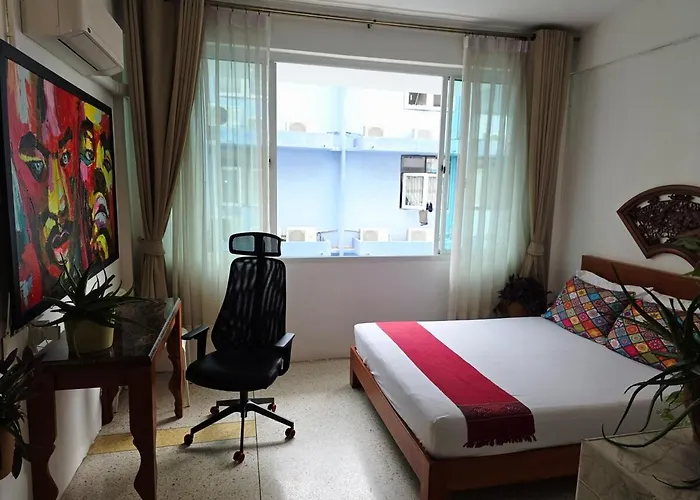 Lumphini 3 Teakwood Red At Steamy Location Appartement